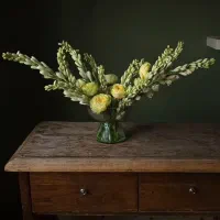 گل های طبیعی با گلدان شیشه ای