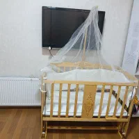 تخت کنارمادر بچه