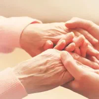 استخدام پرستار خانم برای سالمند