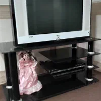 تلوزیون و میز و دوچرخه
