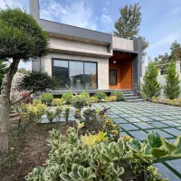 خانه-ویلایی-سرسبز-مدرن-شهرکی-با-گیت-نگهبانی