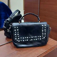 تعدادی کیف زنامه و مردانه و کمربند|کیف، کفش، کمربند|شیراز, بعثت|دیوار