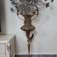 گلدان برنزی با گل