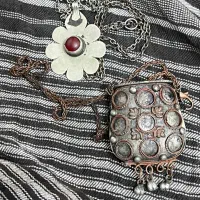 گردنی‌ یا اویز قدیمی سنگ لعل