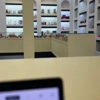 فروشنده خانوم وارد به لوازم آرایشی برند