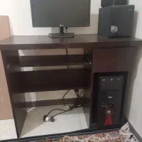 میز کامپیوتر و اسپیکر کامپیوتر