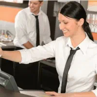 صندوق دار و کمک اشپز رستوران