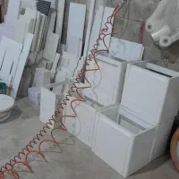 کارگر و استاد کار کارگاه تولیدی روشویی