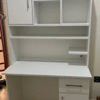 میز تحریر و کتابخانه