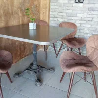 میز چدنی صندلی مخمل کافه ای