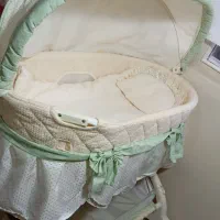 گهواره کنار مادر و تشک بازی