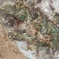 سنگ قیمتی با رگه طلا