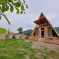 کلبه چوبی تراس دار در جاده اسالم لب رودخانه دربستی