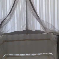 تخت کنار مادر
