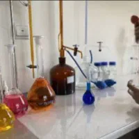 استخدام آقا در آزمایشگاه شیمی