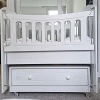 تخت گهواره کنار مادر