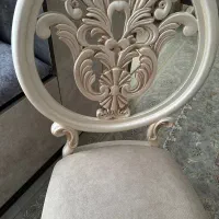 میز ناهارخوری دارای سه عدد صندلی