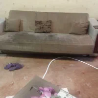 مبل شرکتی تخت خوابشو و زیر باکس داره برا کفش بزاری