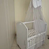 تخت کنار مادر آپادانا