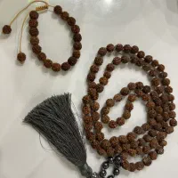 ست رودراکشا اصل با سنگ حدید محافظ و دستبند