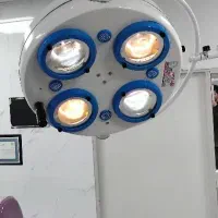 تخت اتاق عمل و چراغ سیالتیک سقفی و پرتابل