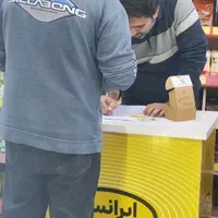 همکار آقا جهت توزیع محیطی محصولات ایرانسل