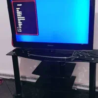 یک عدد تلوزیون ۳۲ و دو عدد میز