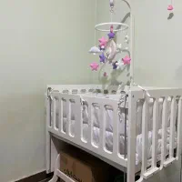 تخت کنار مادر