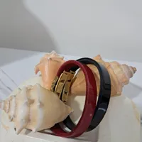 دستبند چرم ورنی طبیعی