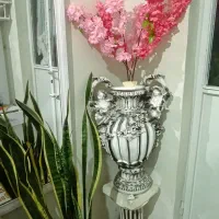 گلدان پایه دار با شکوفه های گیلاس