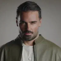 یک عدد بلیط vip سهراب پاکزاد
