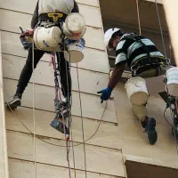 کار در ارتفاع پیچ و رولپلاک سنگ نما عایق نورپرداز