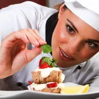 خانم جوان برای اشپزی و امورات منزل