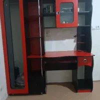 میز تحریر و کتابخانه