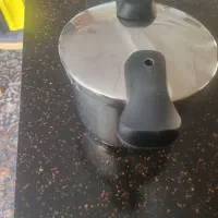 زود پز در حد نو کم کار کرد  و تمیز