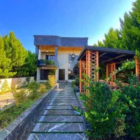 ویلااستخردار*محوطه مشجرباآلاچیق*زی رقیمت