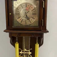 ساعت دیواری وآغوش بچه