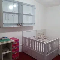 تخت نوزاد و ۲ عدد باکس عروسک شیشه ای ۱۱۰۰۰۰۰۰