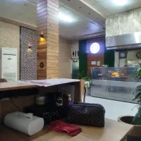 به یک صندوقدار برای رستوران نیازمنیدم