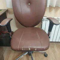 صندلی چرخ دار چرمی