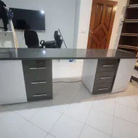 کتابخانه و میز کامپیوتر