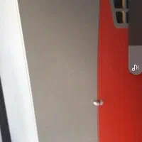 تخت خواب و یک کمد بچه