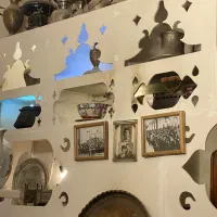نیرو خانم برای گرفتن سفارش و حساب