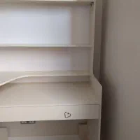 میز تحریر وکتابخانه