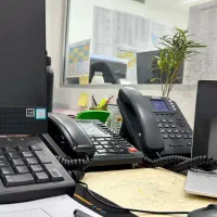 دفتر فروش . پشت میزی . سیستمی