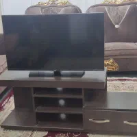 تلویزیون 43 اینچ Samsung و میز تلویزیون
