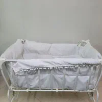 گهواره و تخت کنار مادر