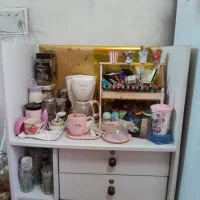 کمد قهوه یا کتابخانه و وسایل تزئینی