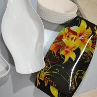 تعداد زیادی ظروف پذیرایی دودی