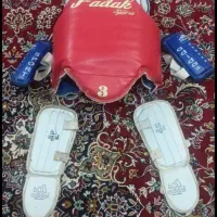 هوگو، کلاه، ساعد بند، وساق بند